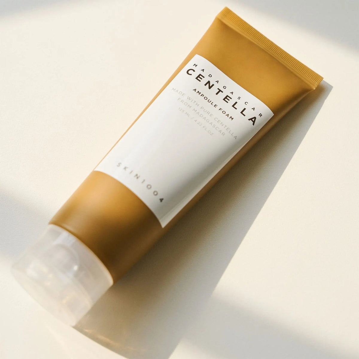 SKIN1004 Centella Ampoule Foam liggend in warm zonlicht