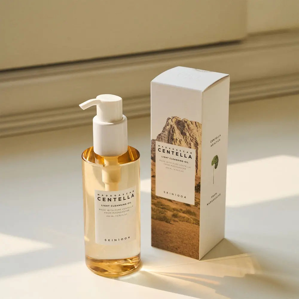 SKIN1004 Centella Light Cleansing Oil met verpakking in zonlicht