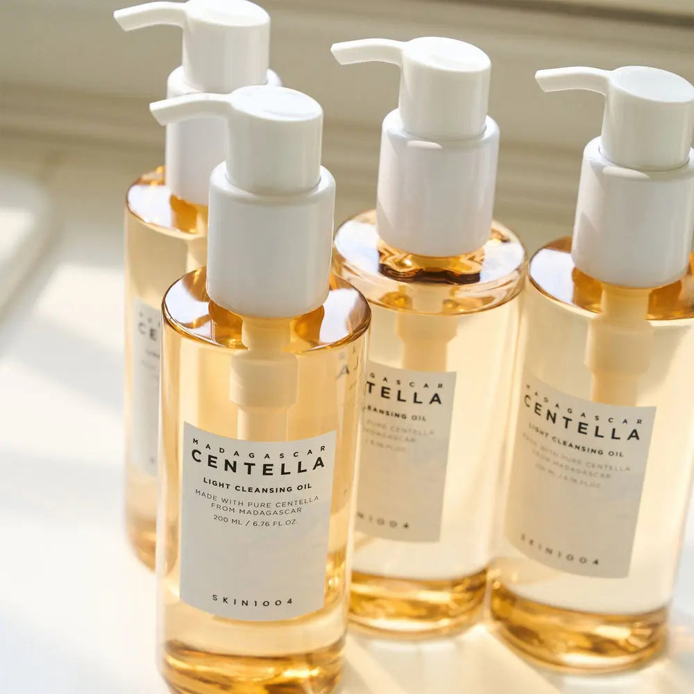 Vier flessen SKIN1004 Centella Light Cleansing Oil in het licht