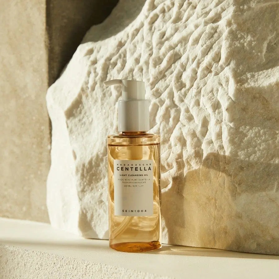 SKIN1004 Centella Light Cleansing Oil tegen een witte steen