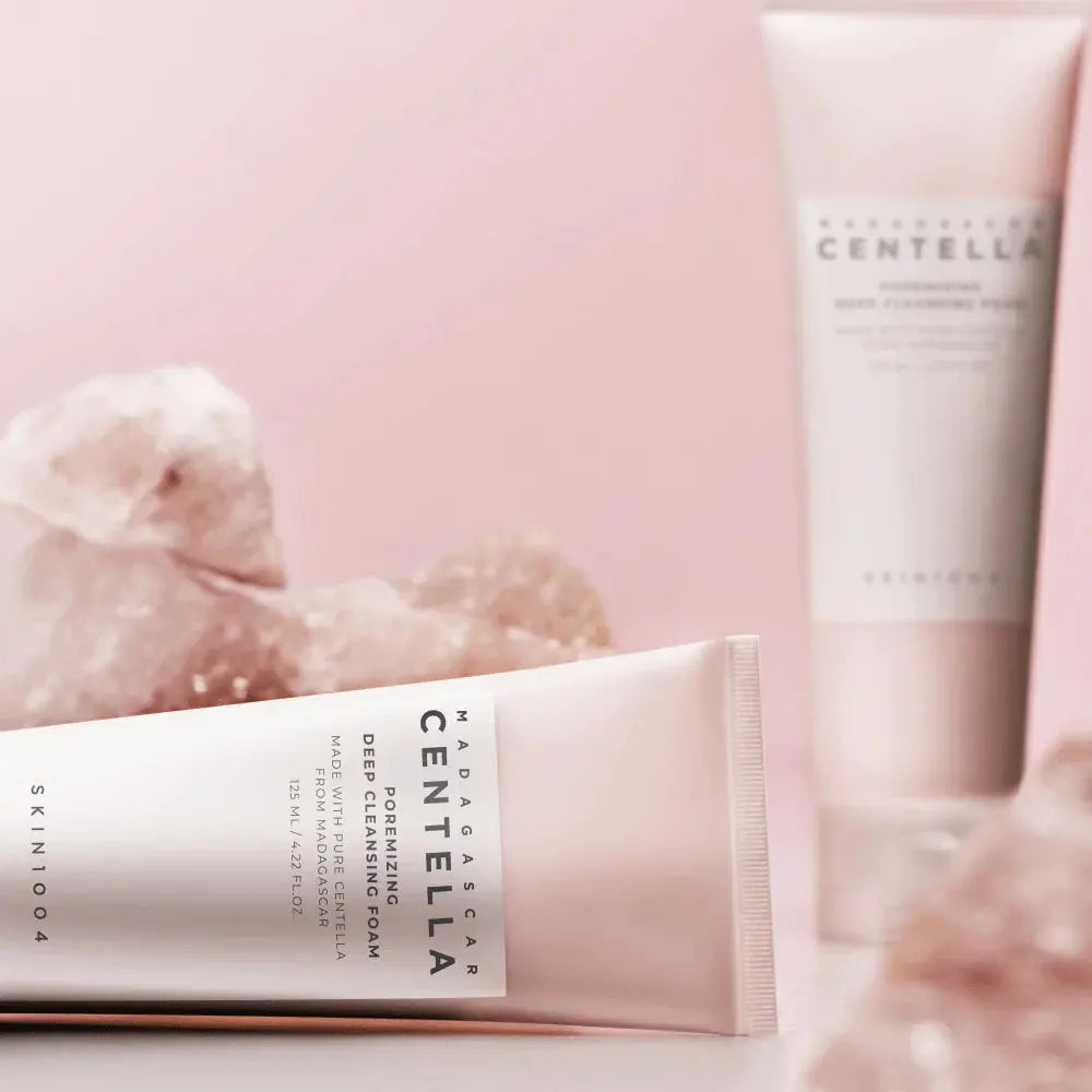 Twee tubes SKIN1004 Poremizing Deep Cleansing Foam tussen roze kristallen