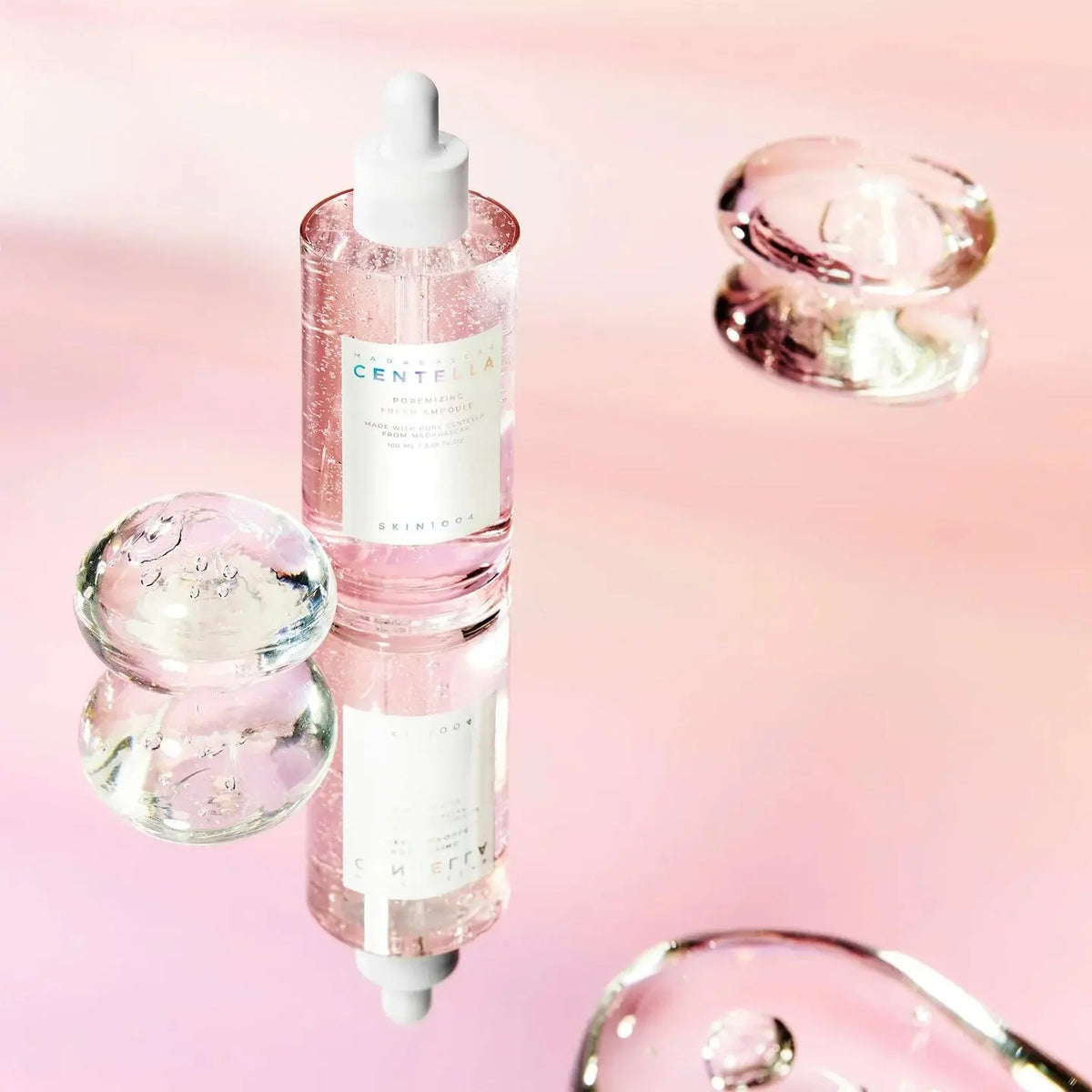 SKIN1004 Poremizing Fresh Ampoule tussen glazen schijfjes tegen roze
