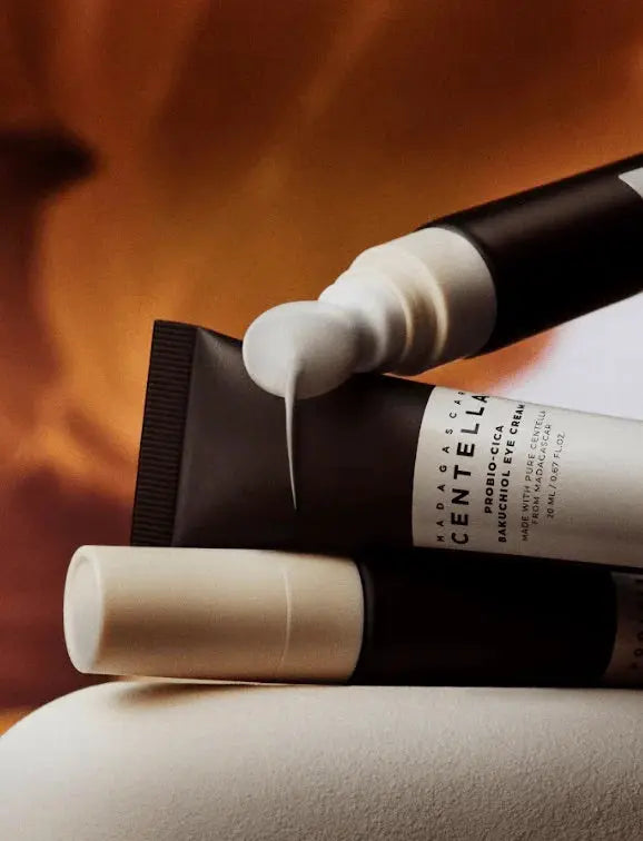 Witte crème komt uit de tube SKIN1004 Probio-Cica Bakuchiol Eye Cream