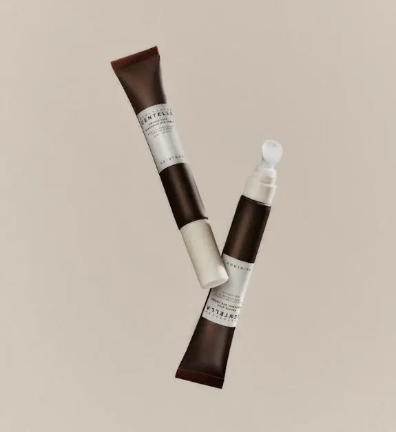 Twee tubes SKIN1004 Probio-Cica Bakuchiol Eye Cream zwevend tegen beige