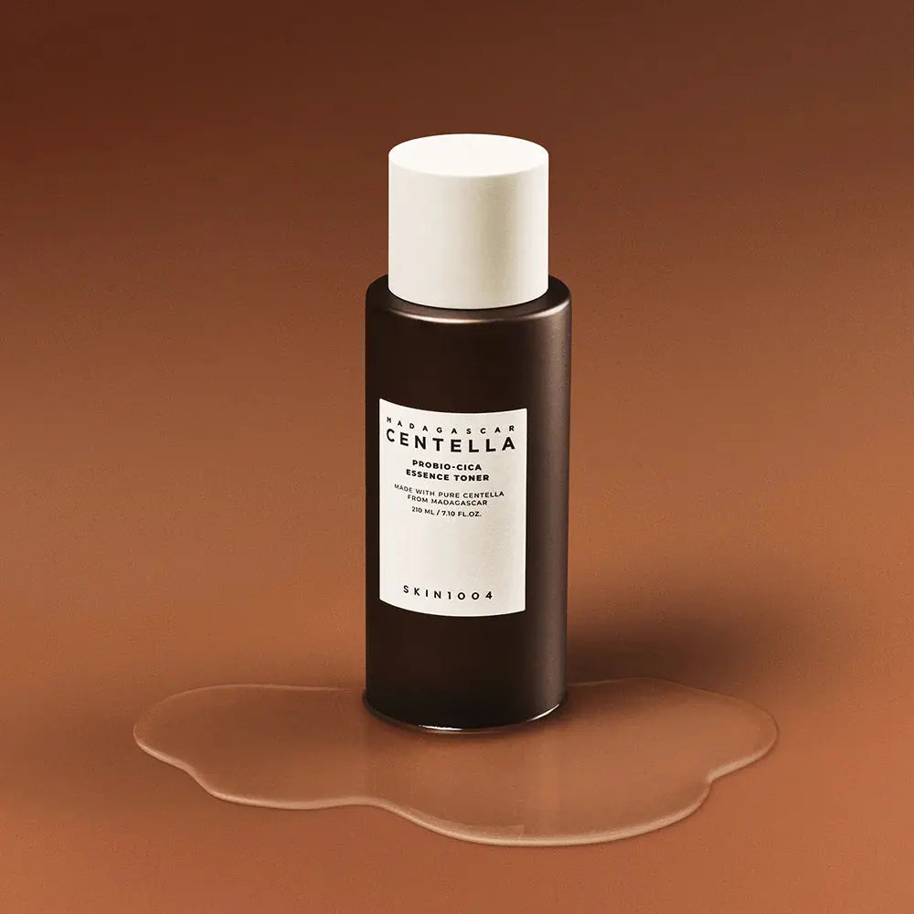 SKIN1004 Probio-Cica Essence Toner op een plasje heldere toner