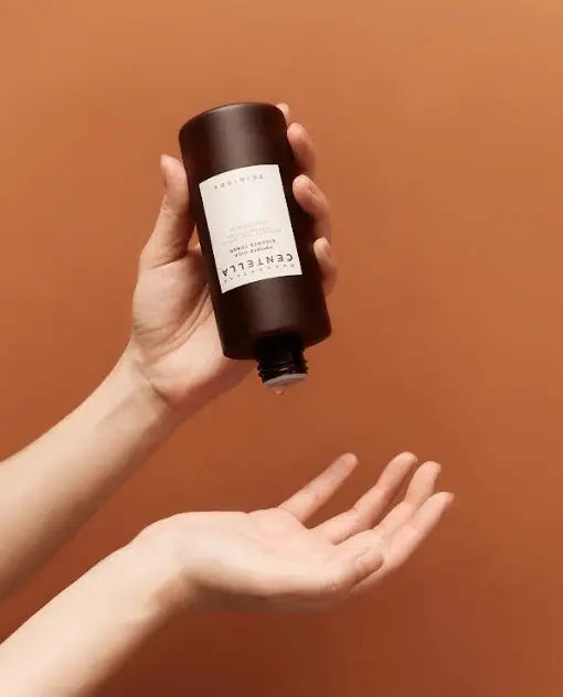 Hand giet SKIN1004 Probio-Cica Essence Toner in de handpalm