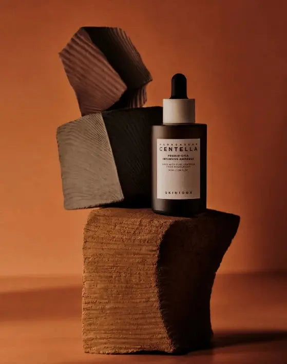 SKIN1004 Probio-Cica Intensive Ampoule op gestapelde houten blokken