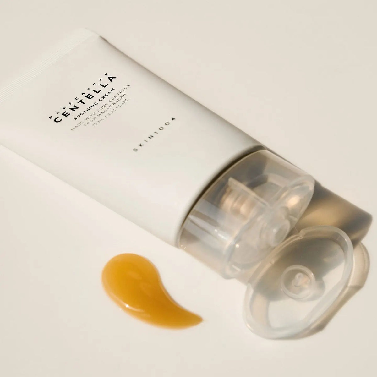 SKIN1004 Centella Soothing Cream naast een swatch van de lichtgele crème
