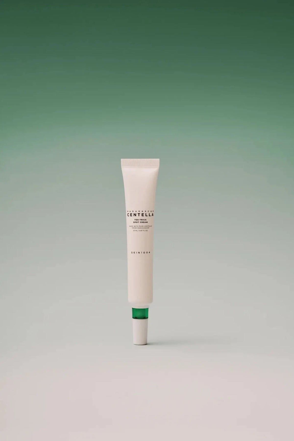 SKIN1004 Tea-Trica Spot Cream rechtop tegen een groene achtergrond