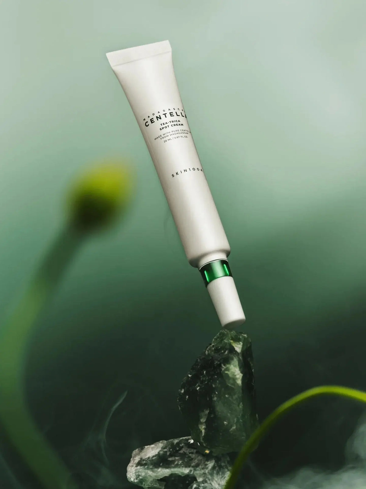SKIN1004 Tea-Trica Spot Cream boven groene stenen met een plantje