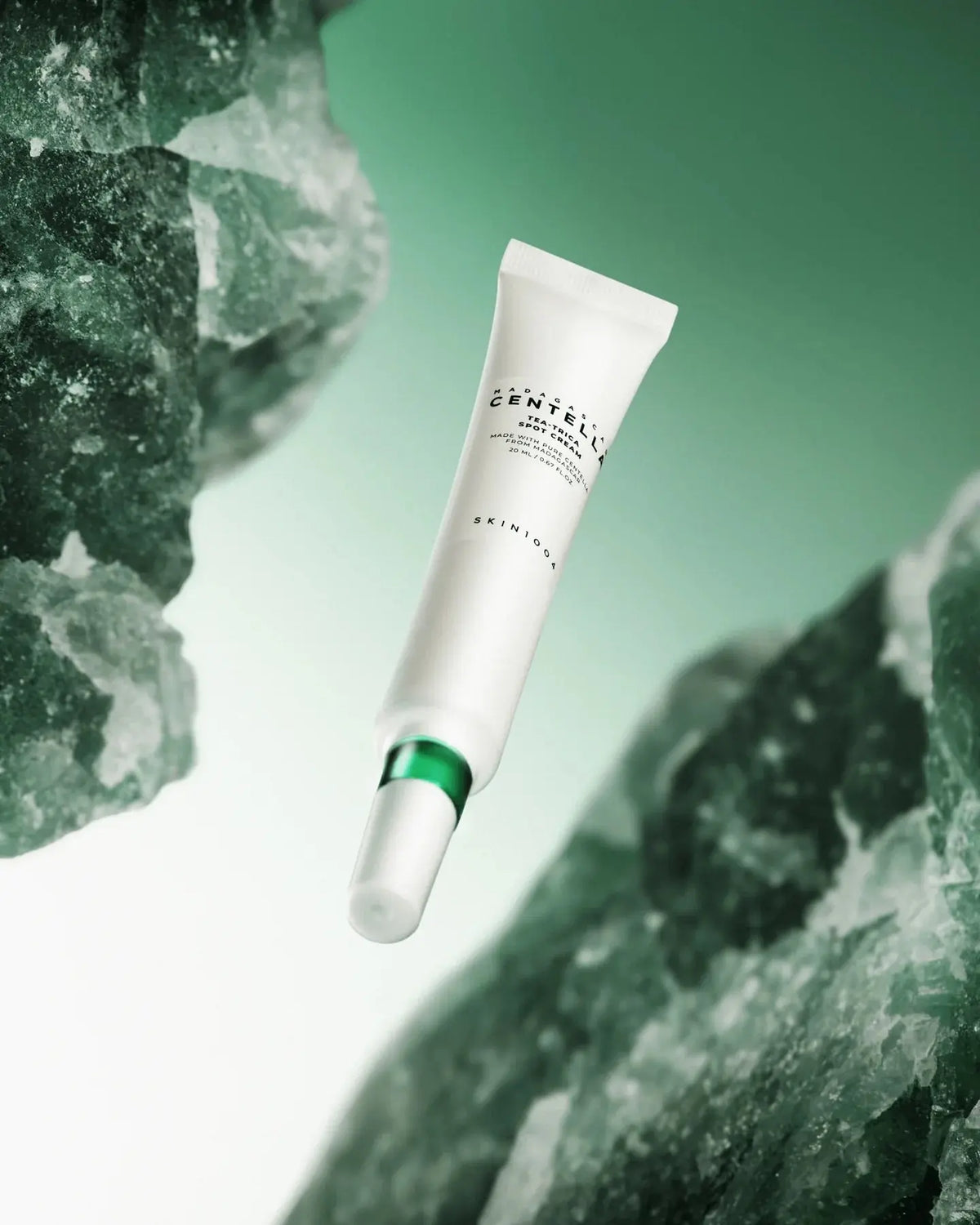 SKIN1004 Tea-Trica Spot Cream zwevend tussen groene rotsen