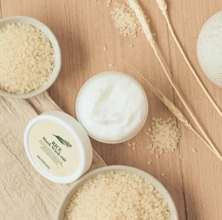 SKINFOOD Rice Mask Wash Off, geopende potten tussen rijstkorrels en rijstaren