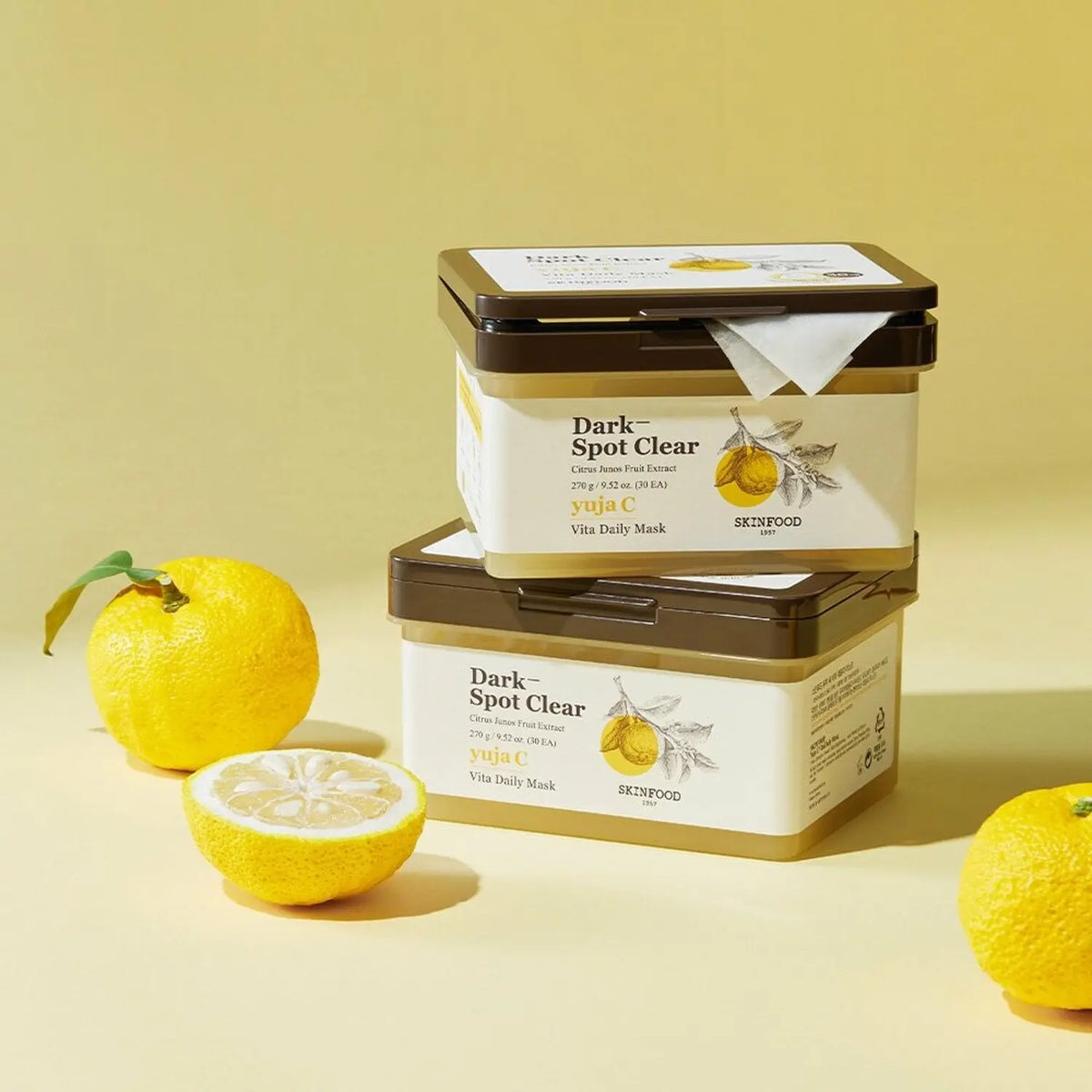 SKINFOOD Yuja C Vita Daily Mask, twee dozen naast verse yuja-vruchten
