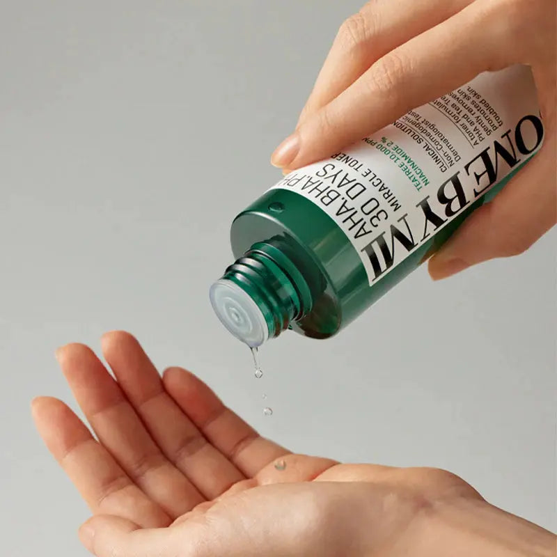 SOME BY MI AHA BHA PHA 30 Days Miracle Toner wordt in de handpalm gegoten