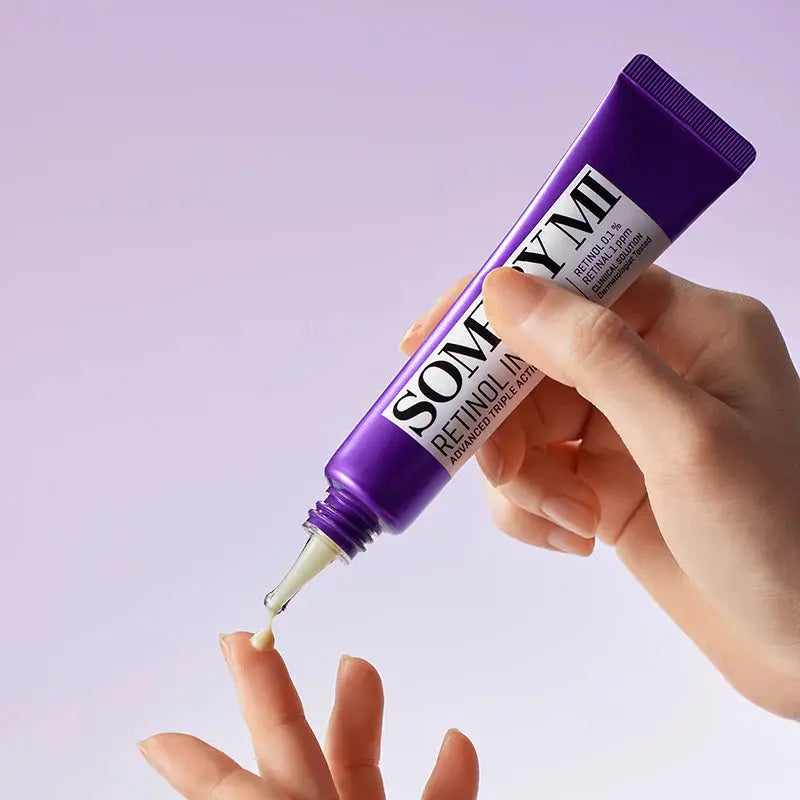 SOME BY MI Retinol Intense Advanced Triple Action Eye Cream, crème wordt op de vingertop aangebracht