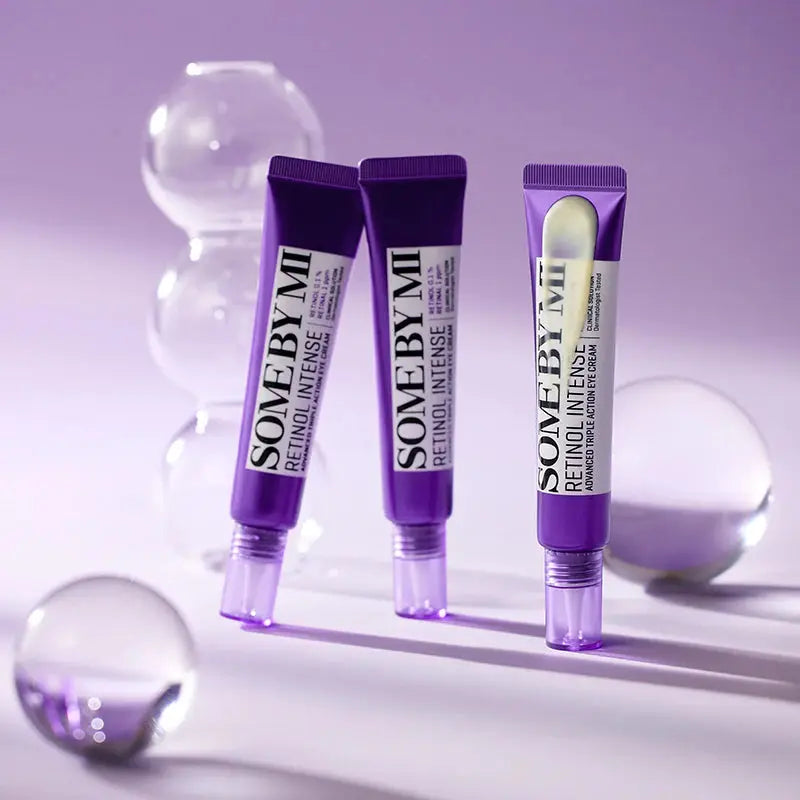 SOME BY MI Retinol Intense Advanced Triple Action Eye Cream, drie tubes tussen glazen bollen