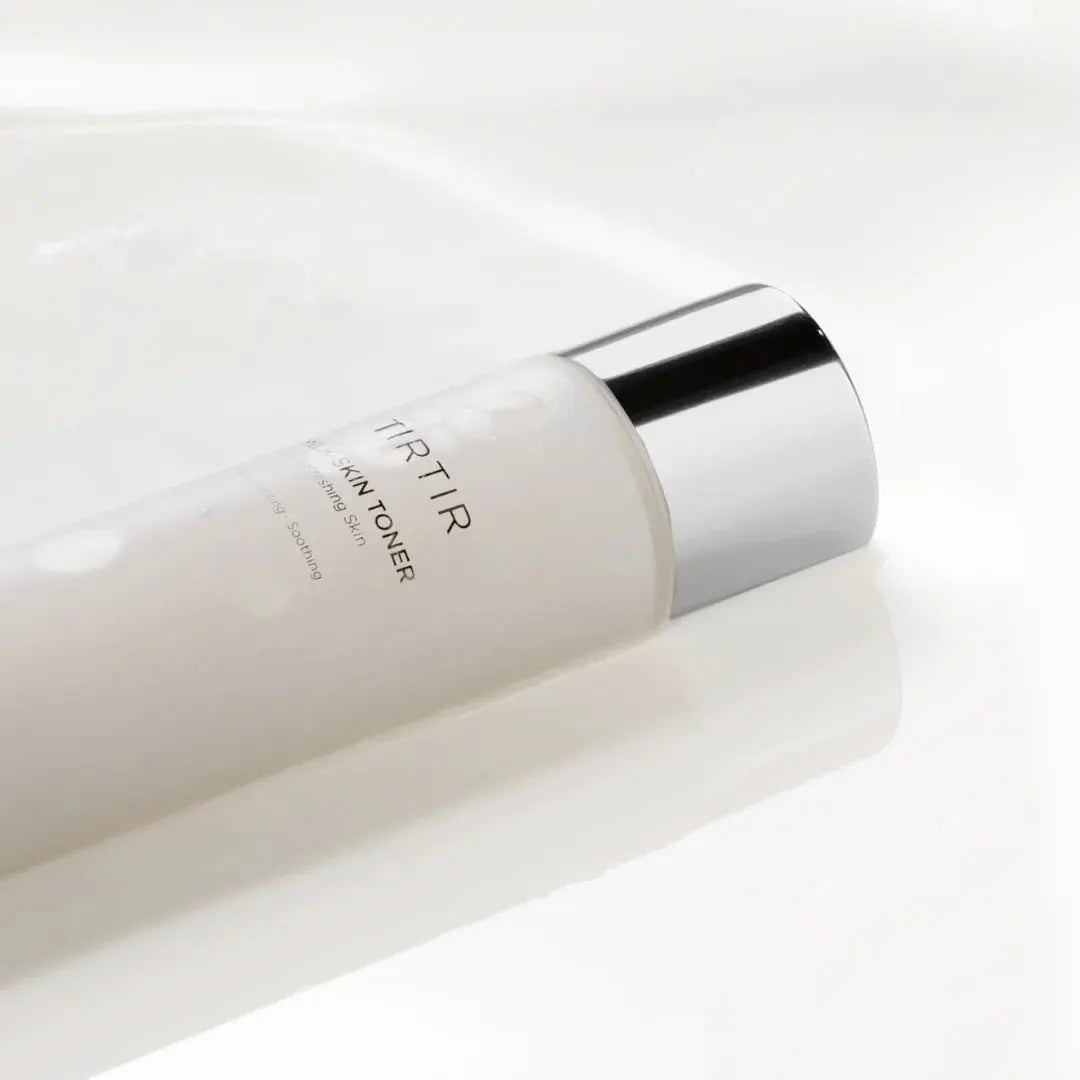 TIRTIR Milk Skin Toner, liggende flacon in melk