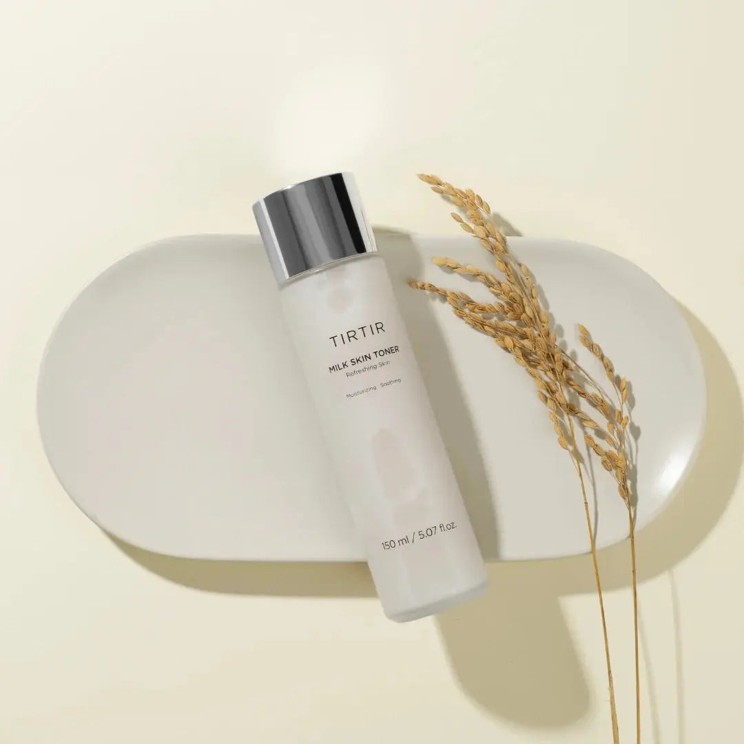 TIRTIR Milk Skin Toner, flacon op een schaal met rijstaren