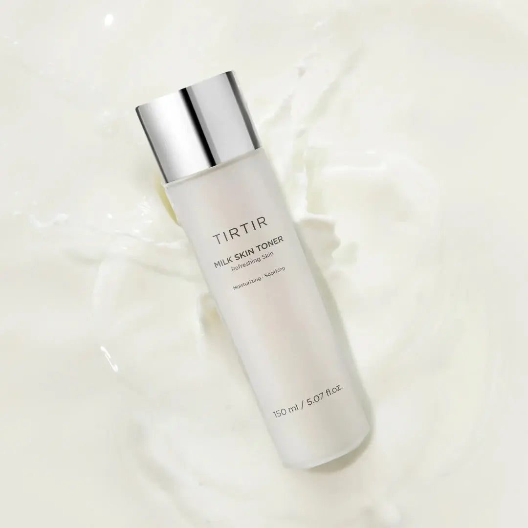 TIRTIR Milk Skin Toner, flacon in een plens melk