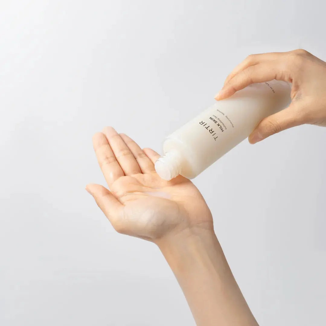 TIRTIR Milk Skin Toner wordt in de handpalm gegoten