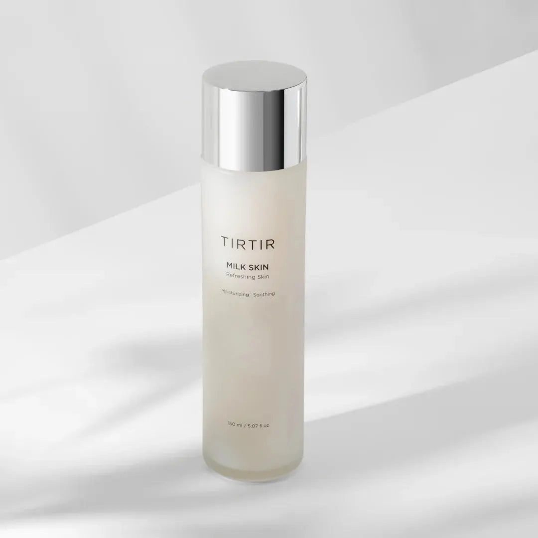 TIRTIR Milk Skin Toner, flacon tegen een lichte achtergrond