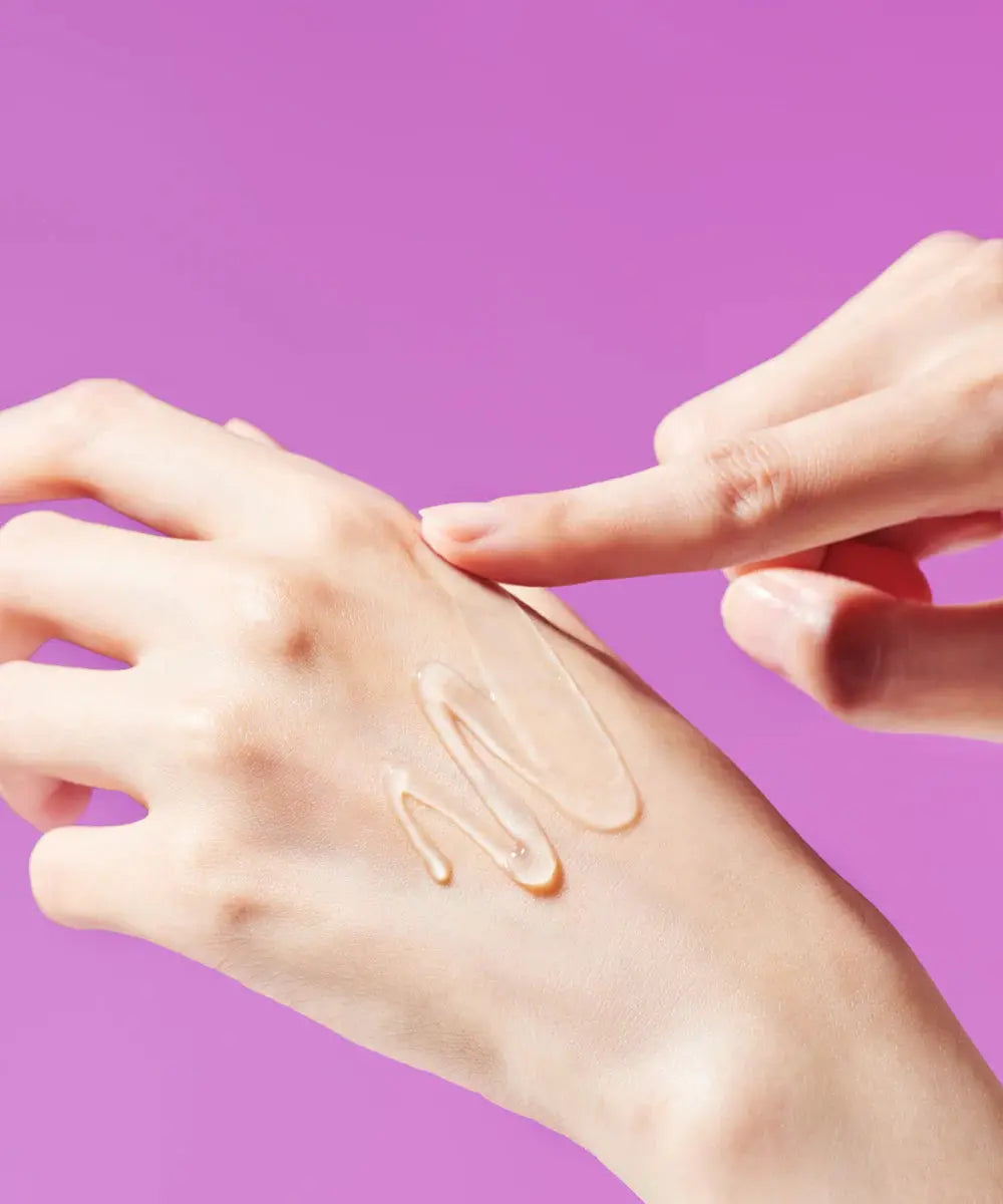 TOCOBO Collagen Brightening Eye Gel Cream wordt op de handrug uitgesmeerd