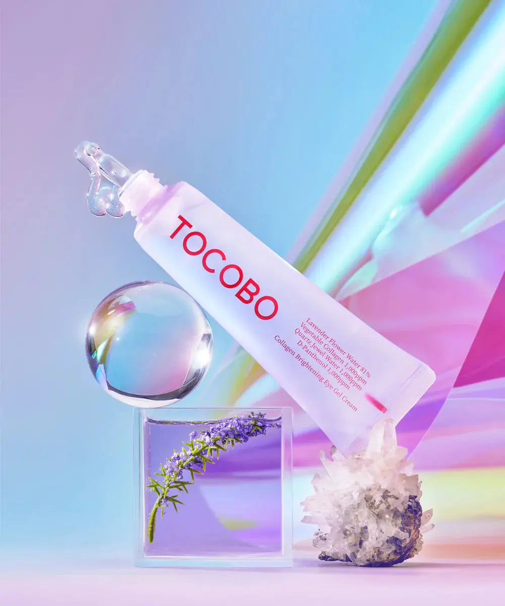 TOCOBO Collagen Brightening Eye Gel Cream, tube op glazen blokken met lavendel en kristal