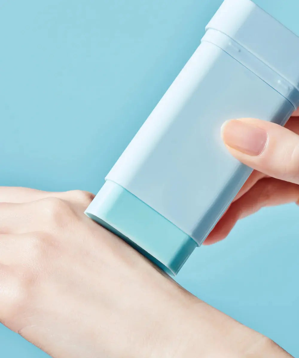 TOCOBO Cotton Soft Sun Stick SPF50+ PA++++ wordt op de handrug aangebracht